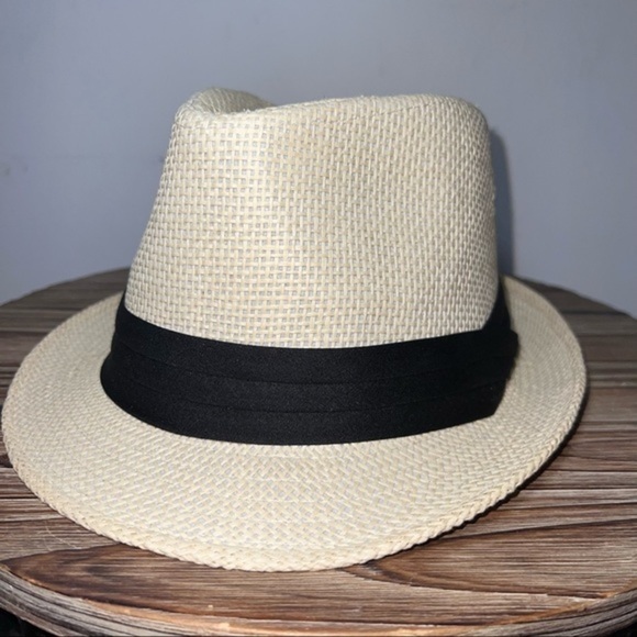 Paper Hat Perfect For The Beach - Picture 1 of 5